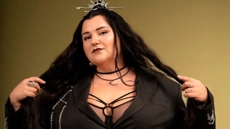 "Принцеса чи королева?" Alyona Alyona у зухвалому total black образі засвітила зухвале спіднє