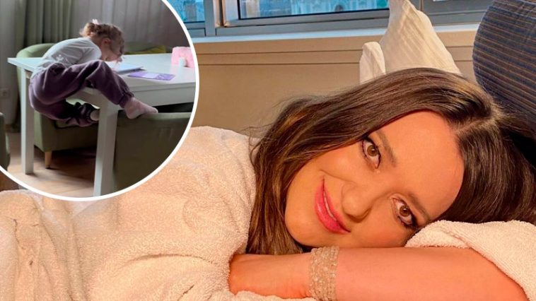 Маленька непосида з характером: донька Могилевської вразила сміливими трюками вдома