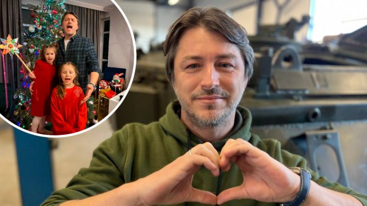 Домашнє Різдво з колядою: Сергій Притула зворушив мережу співом із доньками біля ялинки