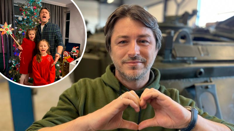 Домашнє Різдво з колядою: Сергій Притула зворушив мережу співом із доньками біля ялинки