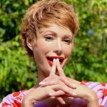 На шпильках посеред зими: Лебідь у бордових колготках влаштувала танці на морозі