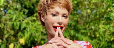 На шпильках посеред зими: Лебідь у бордових колготках влаштувала танці на морозі