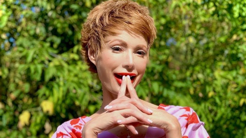 На шпильках посеред зими: Лебідь у бордових колготках влаштувала танці на морозі