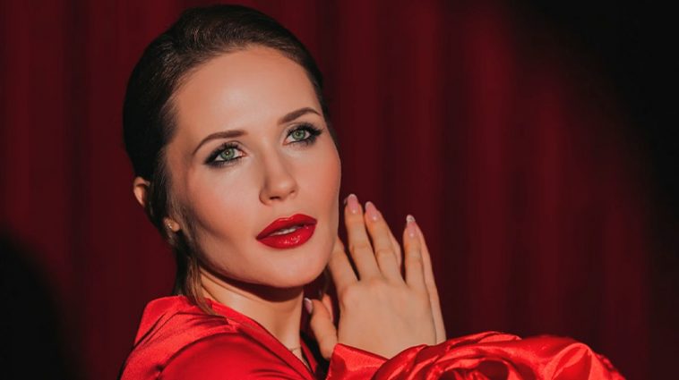 Сміливий розріз і щире кохання: Наталка Денисенко замилувала романтичними кадрами з обранцем