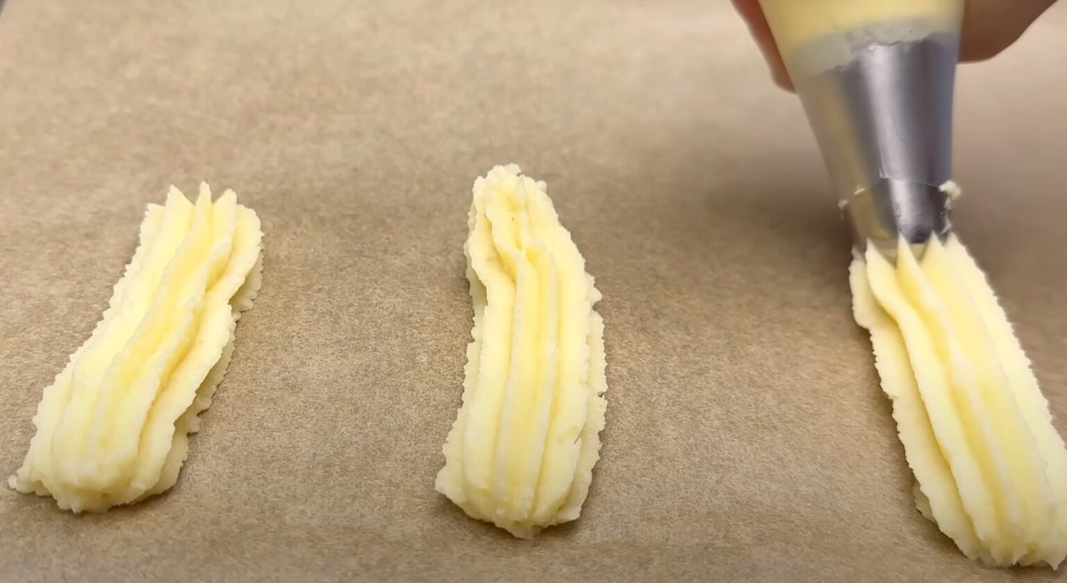 Як приготувати ідеальні еклери: простий рецепт