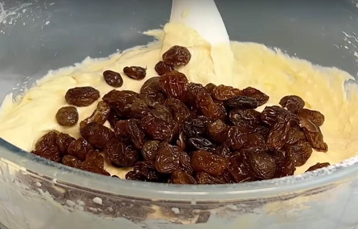 Легкі та Ніжні Кекси з Родзинками: Швидкий Рецепт до Чаю за 25 Хвилин!