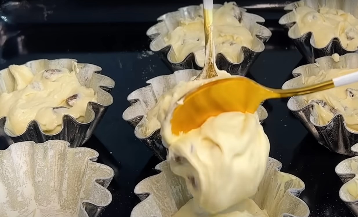 Легкі та Ніжні Кекси з Родзинками: Швидкий Рецепт до Чаю за 25 Хвилин!