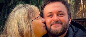 Дзідзьо розчулив Мережу: показав маму-красуню на морському узбережжі