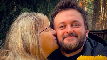 Дзідзьо розчулив Мережу: показав маму-красуню на морському узбережжі