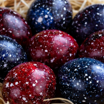 Великодній декор своїми руками: «космічні» крашанки з ефектом зоряного неба