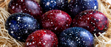 Великодній декор своїми руками: «космічні» крашанки з ефектом зоряного неба