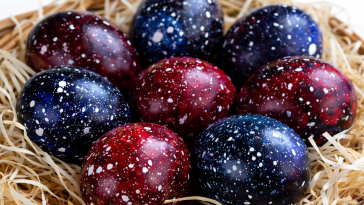 Великодній декор своїми руками: «космічні» крашанки з ефектом зоряного неба