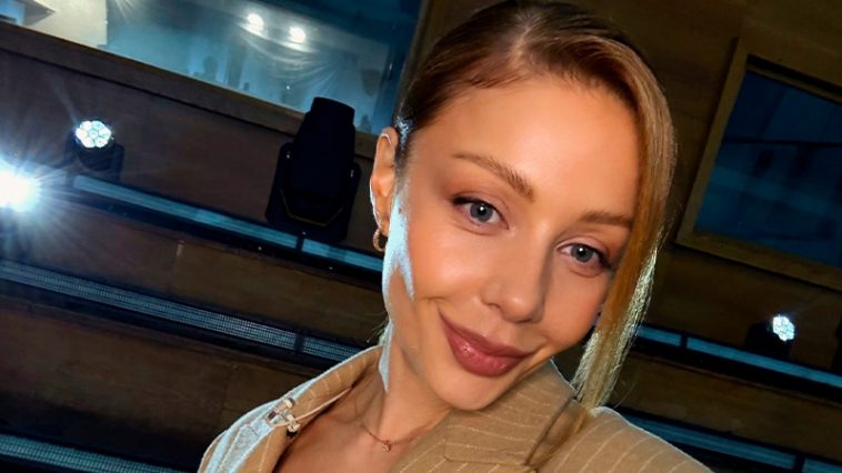 Прозора спідниця і глибокий сенс: Кароль здивувала відвертим перевтіленням