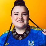 «Хейтять ті, хто нещасливий»: alyona alyona у топі та колготках різко відповіла на критику через вагу