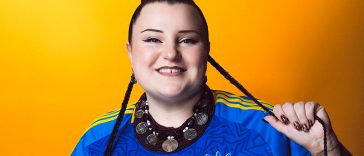 «Хейтять ті, хто нещасливий»: alyona alyona у топі та колготках різко відповіла на критику через вагу