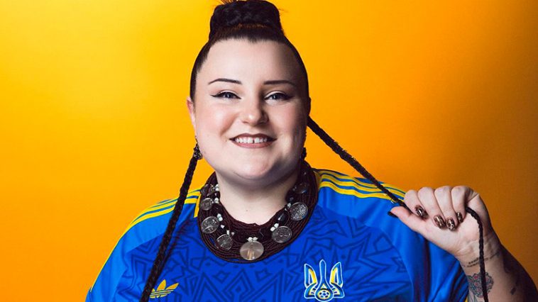 «Хейтять ті, хто нещасливий»: alyona alyona у топі та колготках різко відповіла на критику через вагу