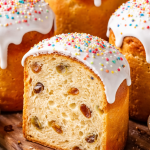 Несподіваний смак дитинства: пухка паска на смальці, яка підкорює з першого шматочка