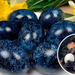 Секрет розкішних крашанок за копійки: просто занурте яйця в цей настій на пів години