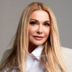 Весняна ніжність без фільтрів: 59-річна Сумська зачарувала природним селфі з каштаном