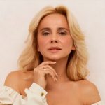 Сміливо і стильно: Ребрик засвітила ефектне декольте в новій зйомці