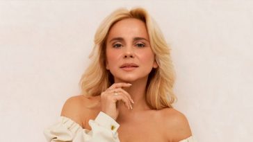 Сміливо і стильно: Ребрик засвітила ефектне декольте в новій зйомці