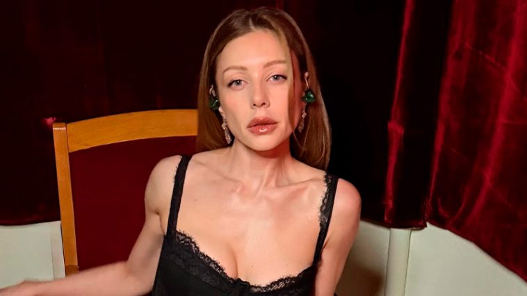 Прозорий ліф і пір’я: Тіна Кароль показала новий спокусливий образ