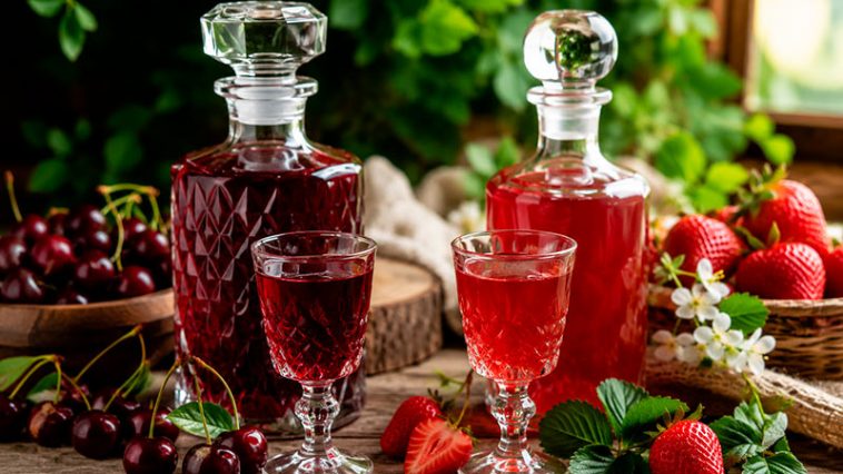 🍒🍓 Домашні лікери з вишні та полуниці — два перевірені рецепти з неперевершеним ароматом та ніжним смаком