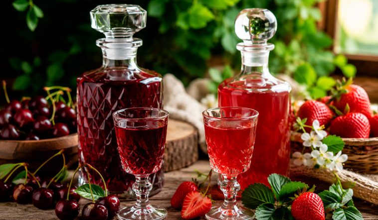 🍒🍓 Домашні лікери з вишні та полуниці — два перевірені рецепти з неперевершеним ароматом та ніжним смаком