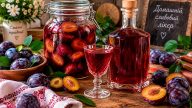 🍷 Заливаю сливи горілкою — і забуваю на місяць: домашній сливовий лікер виходить густим, ароматним і рубіновим