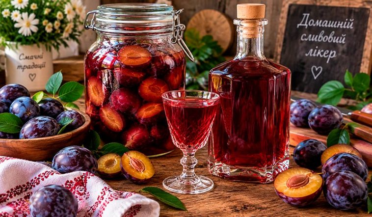 🍷 Заливаю сливи горілкою — і забуваю на місяць: домашній сливовий лікер виходить густим, ароматним і рубіновим