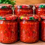 Купую помідори ящиками й варю цей соус на зиму: італійське суго, тільки «По-українськи» — до голубців, пасти й м’яса баночки завжди мало
