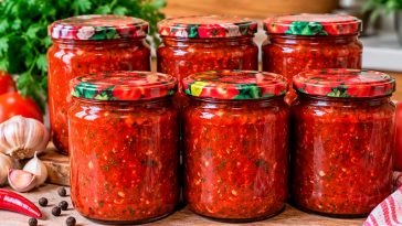 Купую помідори ящиками й варю цей соус на зиму: італійське суго, тільки «По-українськи» — до голубців, пасти й м’яса баночки завжди мало