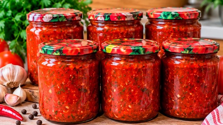 Купую помідори ящиками й варю цей соус на зиму: італійське суго, тільки «По-українськи» — до голубців, пасти й м’яса баночки завжди мало