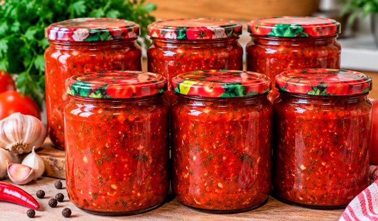 Купую помідори ящиками й варю цей соус на зиму: італійське суго, тільки «По-українськи» — до голубців, пасти й м’яса баночки завжди мало