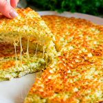 Хачапурі з кабачками, сиром і сиром на сковороді