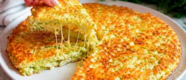 Хачапурі з кабачками, сиром і сиром на сковороді