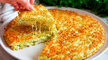 Хачапурі з кабачками, сиром і сиром на сковороді