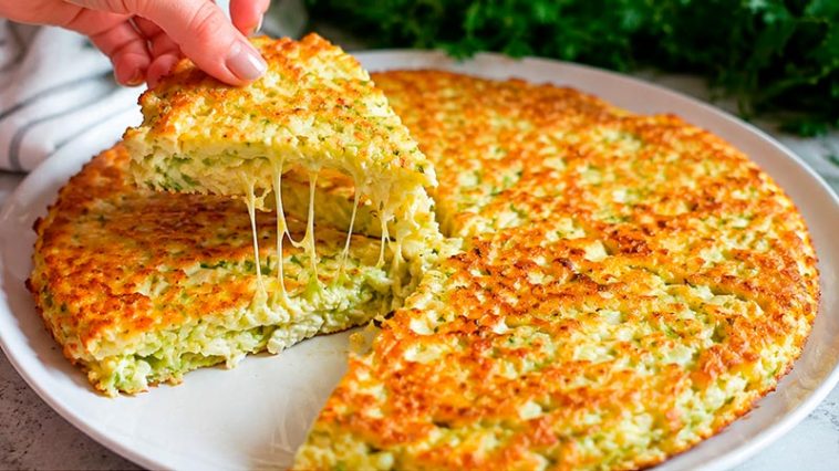 Хачапурі з кабачками, сиром і сиром на сковороді