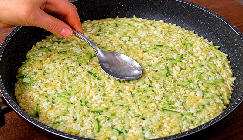 Хачапурі з кабачками, сиром і сиром на сковороді
