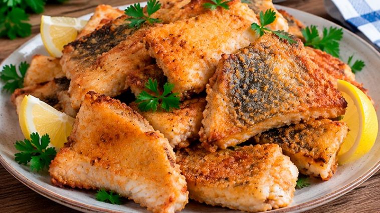 Нарізаю річкову рибу шматочками й додаю лимон лише на 10 хвилин: запаху тини немає, а скоринка неймовірно хрумка!