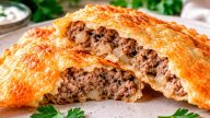 Домашні чебуреки виходять хрусткими, тонкими та соковитими всередині