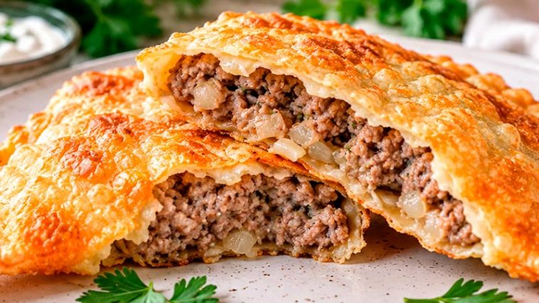 Домашні чебуреки виходять хрусткими, тонкими та соковитими всередині