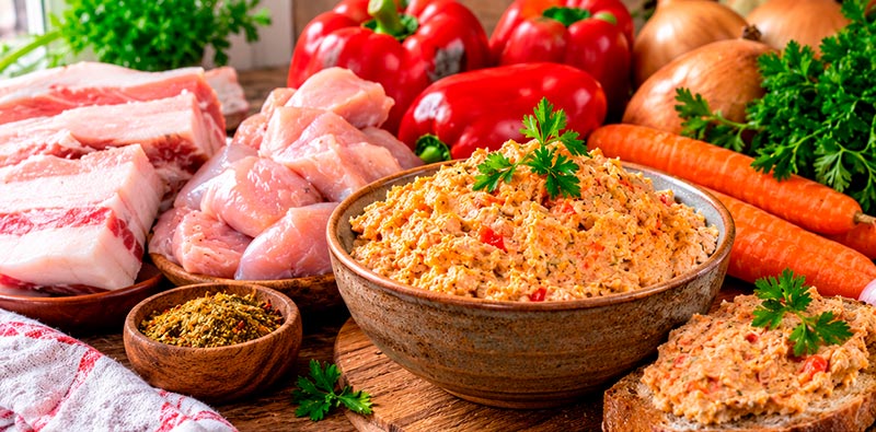 🥩 Паштет по-селянськи з куркою, салом та овочами — домашній рецепт, який варто спробувати